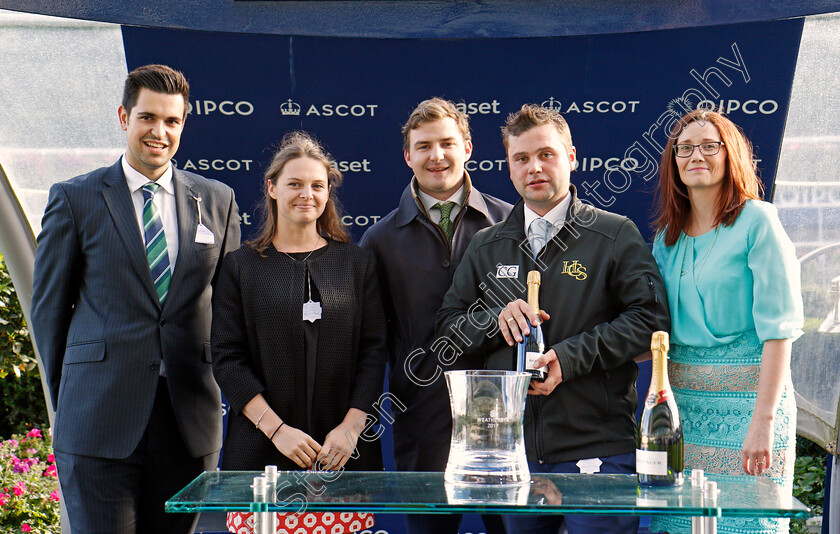 Leader-Writer-0012 
 Presentation for The Weatherbys Handicap Ascot 8 Sep 2017 - Pic Steven Cargill / Racingfotos.com