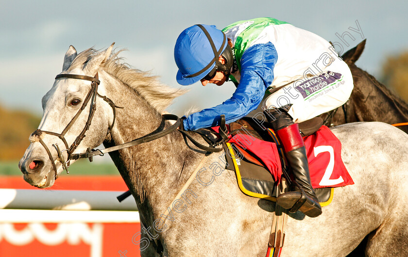 Better-Days-0007 
 BETTER DAYS (Sam Twiston-Davies) wins The Matchbook Casino Handicap Chase Kempton 22 Oct 2017 - Pic Steven Cargill / Racingfotos.com