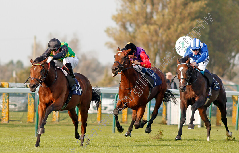 Willie-John-0003 
 WILLIE JOHN (Gerald Mosse) beats HUMBOLT CURRENT (centre) and ALFARQAD (right) in The British Stallion Studs EBF Novice Stakes Yarmouth 16 Oct 2017 - Pic Steven Cargill / Racingfotos.com