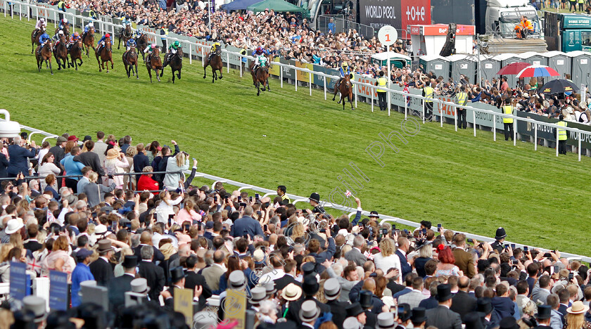 Desert-Crown-0004 
 DESERT CROWN (Richard Kingscote) wins The Cazoo Derby
Epsom 4 Jun 2022 - Pic Steven Cargill / Racingfotos.com