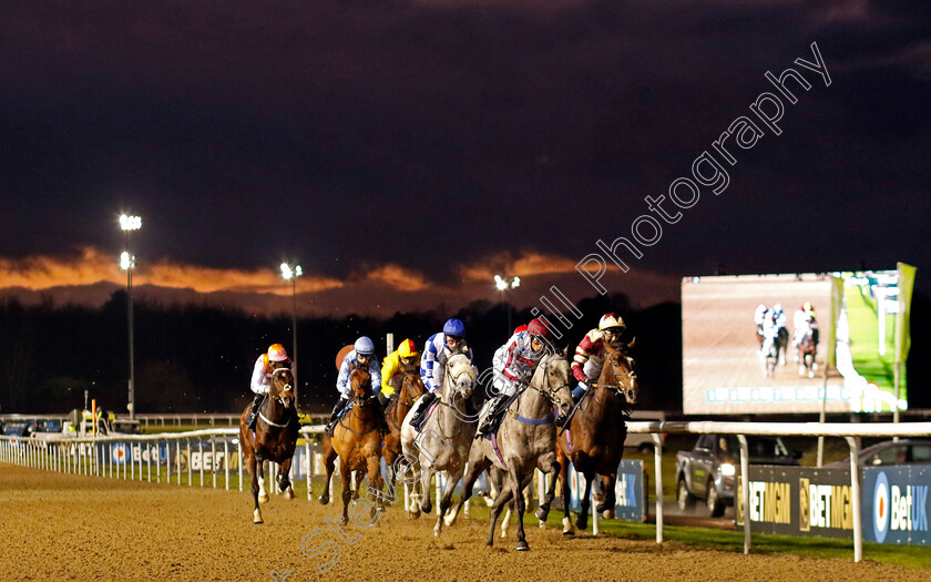 Perfect-Life-0007 
 PERFECT LIFE (blue cap, Rossa Ryan) tracks the leaders on his way to winning The Betmgm Maiden Stakes
Wolverhampton 20 Dec 2024 - Pic Steven Cargill / Racingfotos.com