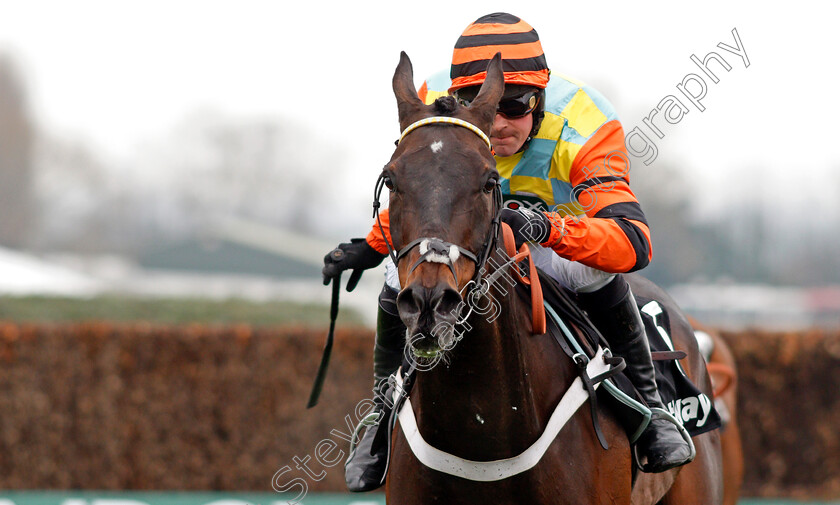 Might-Bite-0014 
 MIGHT BITE (Nico de Boinville) wins The Betway Bowl Chase Aintree 12 Apr 2018 - Pic Steven Cargill / Racingfotos.com