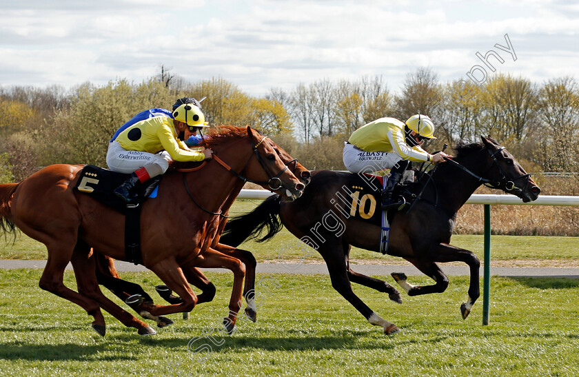 Noble-Patron-and-Dubawi-Sands-0001 
 NOBLE PATRON (right, Jack Mitchell) with DUBAWI SANDS (left, Andrea Atzeni)
Nottingham 7 Apr 2021 - Pic Steven Cargill / Racingfotos.com