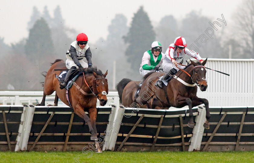 Altobelli-0001 
 ALTOBELLI (left, Bryan Carver) beats ASTON MARTINI (right) in The Betmgm Holloway's Handicap Hurdle
Ascot 18 Jan 2025 - Pic Steven Cargill / Racingfotos.com