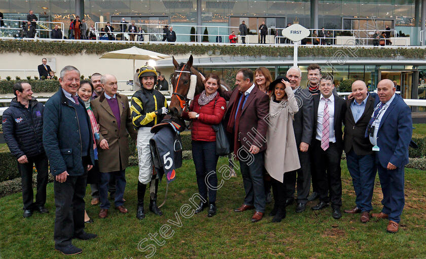 Golan-Fortune-0007 
 GOLAN FORTUNE (Daniel Sansom) and owners after The Mitie Conditional Jockeys Handicap Hurdle Ascot 22 Dec 2017 - Pic Steven Cargill / Racingfotos.com