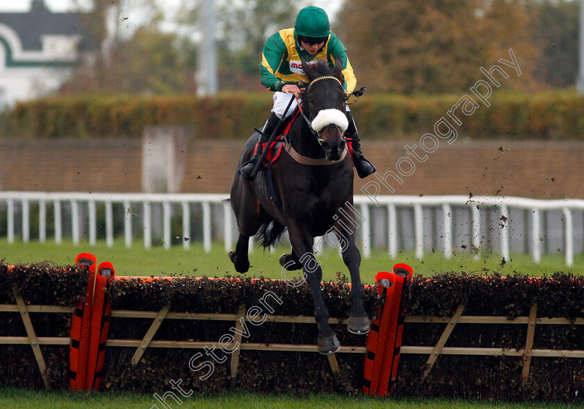 Present-Man-0004 
 PRESENT MAN (Bryony Frost) wins The RPLC Novices Hurdle Kempton 22 oct 2017 - Pic Steven Cargill / Racingfotos.com