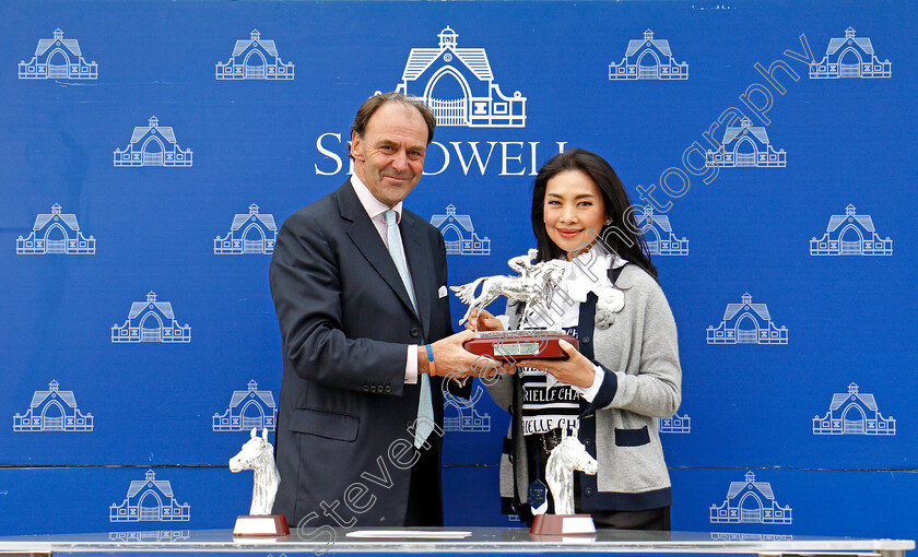 Beat-The-Bank-0011 
 Presentation for The Shadwell Joel Stakes Newmarket 29 Sep 2017 - Pic Steven Cargill / Racingfotos.com