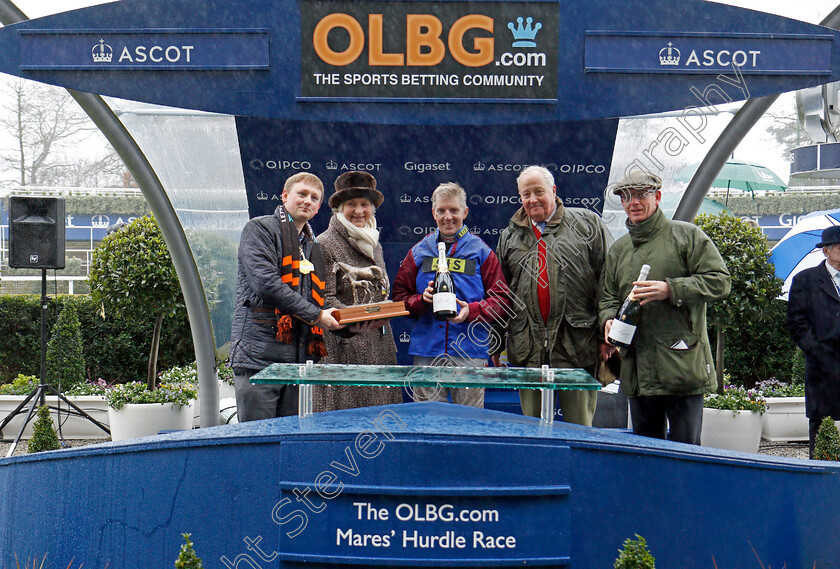 La-Bague-Au-Roi-0011 
 Presentation for The OLBG Mares Hurdle Ascot 20 Jan 2018 - Pic Steven Cargill / Racingfotos.com