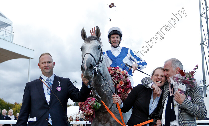 Thundering-Blue-0018 
 THUNDERING BLUE (Fran Berry) with owner Clive Washbourn and trainer David Menuisier (left) after The Stockholm Cup International
Bro Park, Sweden 23 Sep 2018 - Pic Steven Cargill / Racingfotos.com