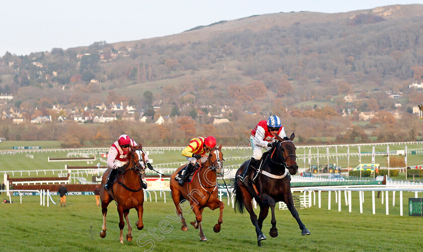 On-The-Blind-Side-0002 
 ON THE BLIND SIDE (Nico de Boinville) wins The Ballymore Novices Hurdle Cheltenham 17 Nov 2017 - Pic Steven Cargill / Racingfotos.com