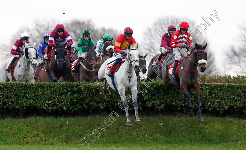 Vanillier-and-Escaria-Ten-0002 
 VANILLIER (centre, Jonathan Burke) with ESCARIA TEN (right, James Best)
Cheltenham 13 Dec 2024 - Pic Steven Cargill / Racingfotos.com