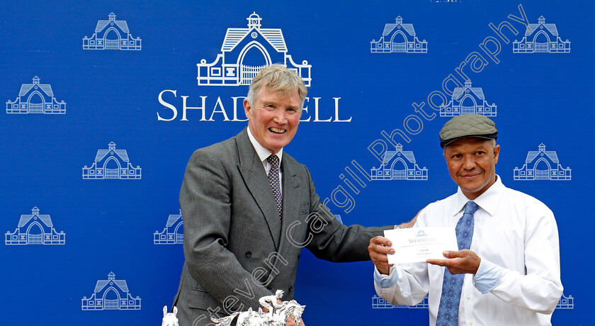 Juliet-Capulet-0010 
 Presentation by Richard Lancaster to winning groom for The Shadwell Rockfel Stakes won by JULIET CAPULET Newmarket 29 Sep 2017 - Pic Steven Cargill / Racingfotos.com