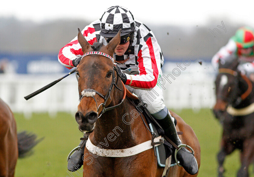 Colonial-Dreams-0005 
 COLONIAL DREAMS (Nico de Boinville) wins The ROA Racing Post Owners Jackpot Maiden Hurdle 25 Mar 2018 - Pic Steven Cargill / Racingfotos.com