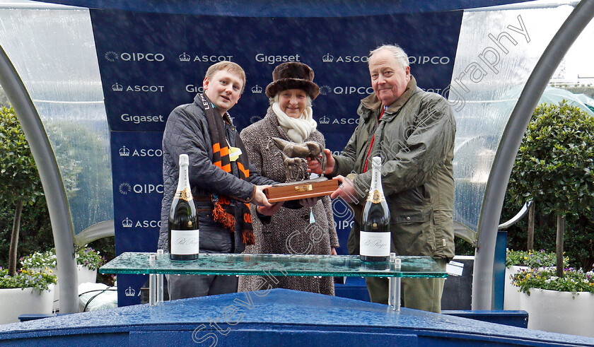 La-Bague-Au-Roi-0009 
 Presentation for The OLBG Mares Hurdle Ascot 20 Jan 2018 - Pic Steven Cargill / Racingfotos.com