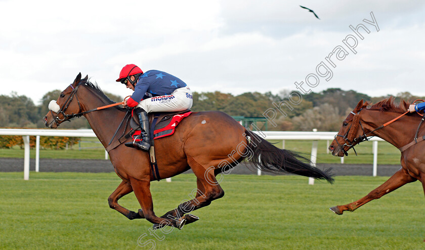 Old-Guard-0006 
 OLD GUARD (Harry Cobden) beats SAN BENEDETO (right) in The Matchbook VIP Hurdle Kempton 22 Oct 2017 - Pic Steven Cargill / Racingfotos.com