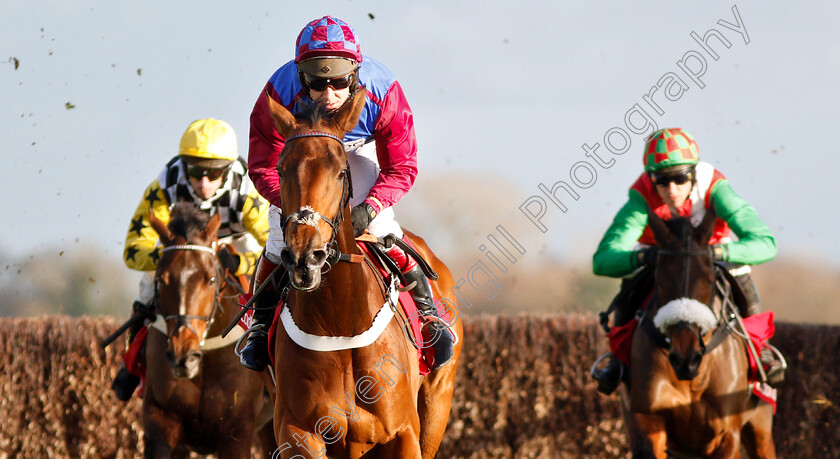 La-Bague-Au-Roi-0004 
 LA BAGUE AU ROI (Richard Johnson) wins The Ladbrokes Novices Chase
Newbury 30 Nov 2018 - Pic Steven Cargill / Racingfotos.com