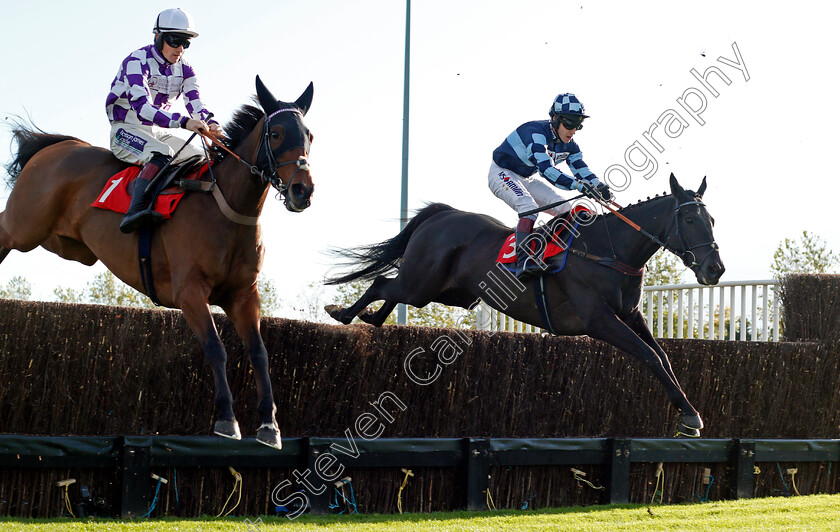 Marracudja-and-Braavos-0001 
 MARRACUDJA (left, Sam Twiston-Davies) jumps with BRAAVOS (right, Richard Johnson) Kempton 22 Oct 2017 - Pic Steven Cargill / Racingfotos.com