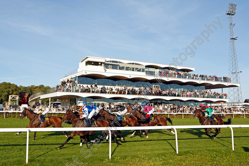 Outbox-0005 
 OUTBOX (Hollie Doyle) leads in the Stockholm Cup Invitational 
Bro Park 17 Sep 2023 - Pic Steven Cargill / Racingfotos.com