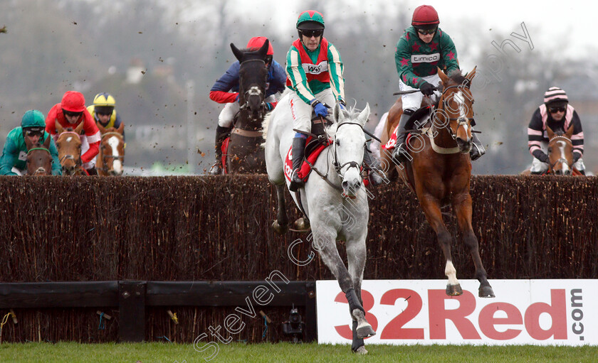 Glen-Forsa-0002 
 GLEN FORSA (right, Jonathan Burke) beats WARTHOG (centre) in The 32red.com Novices Handicap Chase
Kempton 26 Dec 2018 - Pic Steven Cargill / Racingfotos.com