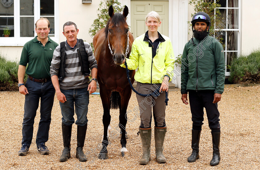 Knight-To-Behold-0015 
 KNIGHT TO BEHOLD, with trainer Harry Dunlop (left), Colum Haynes, Christina Dunlop and Mohammed Abdul Qazafi Mirza, after exercising in preparation for The Investec Derby
Lambourn 31 May 2018 - Pic Steven Cargill / Racingfotos.com