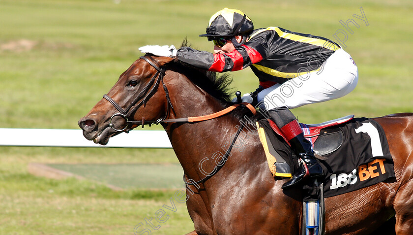 Global-Applause-0006 
 GLOBAL APPLAUSE (Gerald Mosse) wins The 188bet Extra Place Races Handicap
Sandown 1 Sep 2018 - Pic Steven Cargill / Racingfotos.com