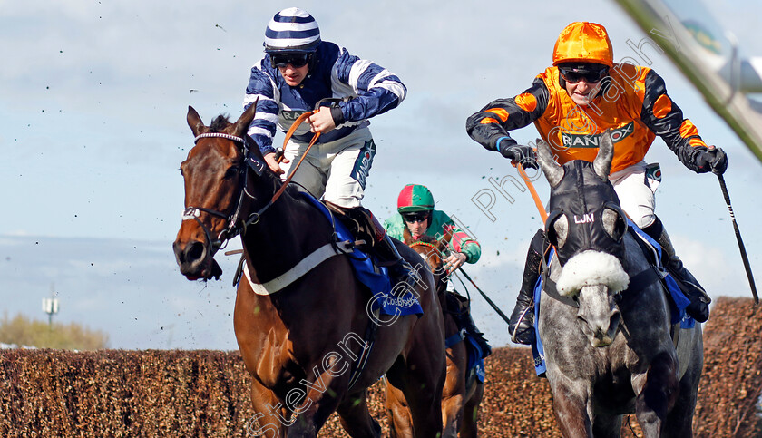 Grey-Diamond-and-Hasankey-0001 
 GREY DIAMOND (left, Sam Twiston-Davies) with HASANKEY (right, Lewis Dobb)
Aintree 13 Apr 2023 - Pic Steven Cargill / Racingfotos.com