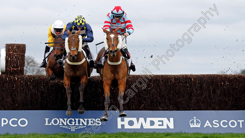 Henry s-Friend-0002 
 HENRY'S FRIEND (left, Ben Jones) beats KILBEG KING (right) in The Sodexo Live! Reynoldstown Novices Chase
Ascot 17 Feb 2024 - Pic Steven Cargill / Racingfotos.com