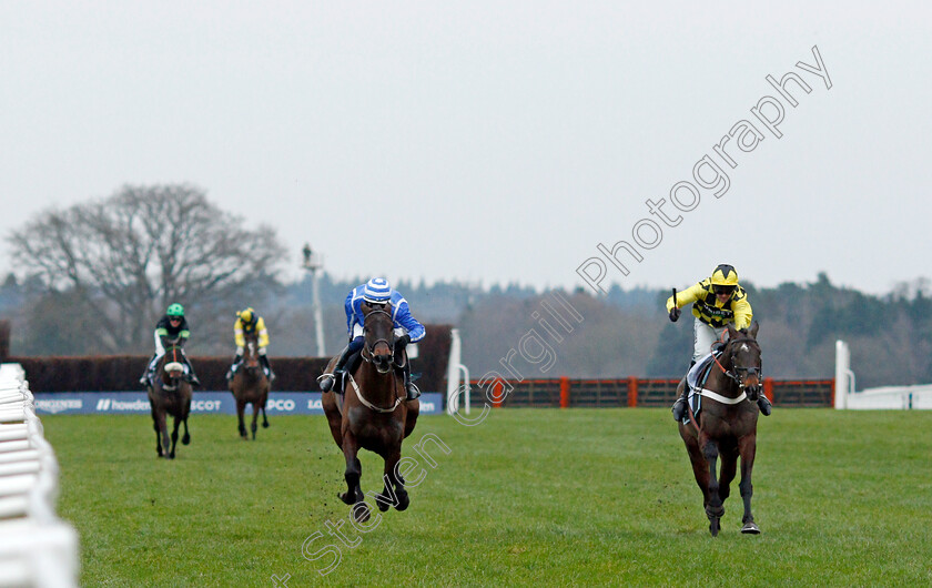 Shishkin-0016 
 SHISHKIN (right, Nico de Boinville) beats ENERGUMENE (left) in The SBK Clarence House Chase
Ascot 22 Jan 2022 - Pic Steven Cargill / Racingfotos.com