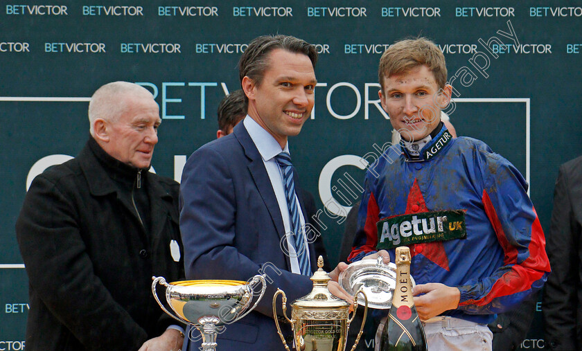 Splash-Of-Ginge-0012 
 Presentation to Tom Bellamy for The BetVictor Gold Cup won by SPLASH OF GINGE Cheltenham 18 Nov 2017 - Pic Steven Cargill / Racingfotos.com