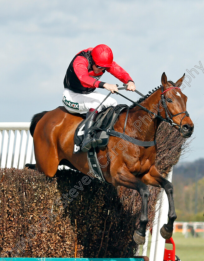 Sam-Brown-0007 
 SAM BROWN (Aidan Coleman) wins The Betway Handicap Chase
Aintree 9 Apr 2022 - Pic Steven Cargill / Racingfotos.com