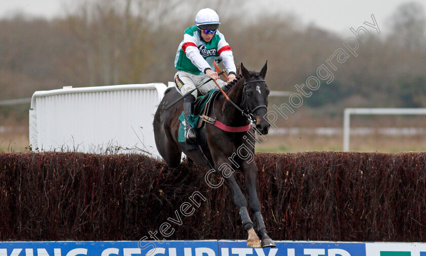 Brave-Seasca-0002 
 BRAVE SEASCA (Gavin Sheehan) wins The Champion Compressors Novices Handicap Chase
Warwick 9 Dec 2021 - Pic Steven Cargill / Racingfotos.com