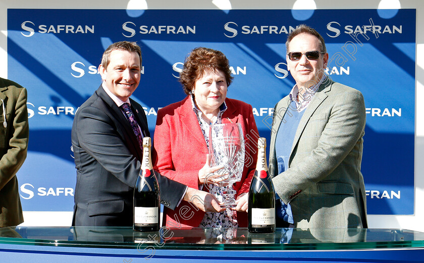 Monbeg-Theatre-0009 
 Presentation for The Safran Landing Systems Handicap Hurdle Cheltenham 18 Apr 2018 - Pic Steven Cargill / Racingfotos.com