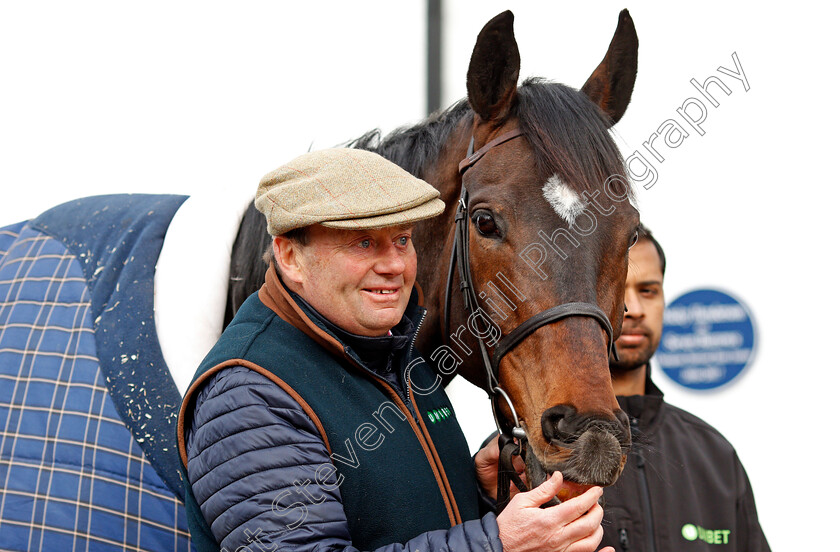 Altior-0002 
 ALTIOR with Nicky Henderson at his stable in Lambourn 20 Feb 2018 - Pic Steven Cargill / Racingfotos.com