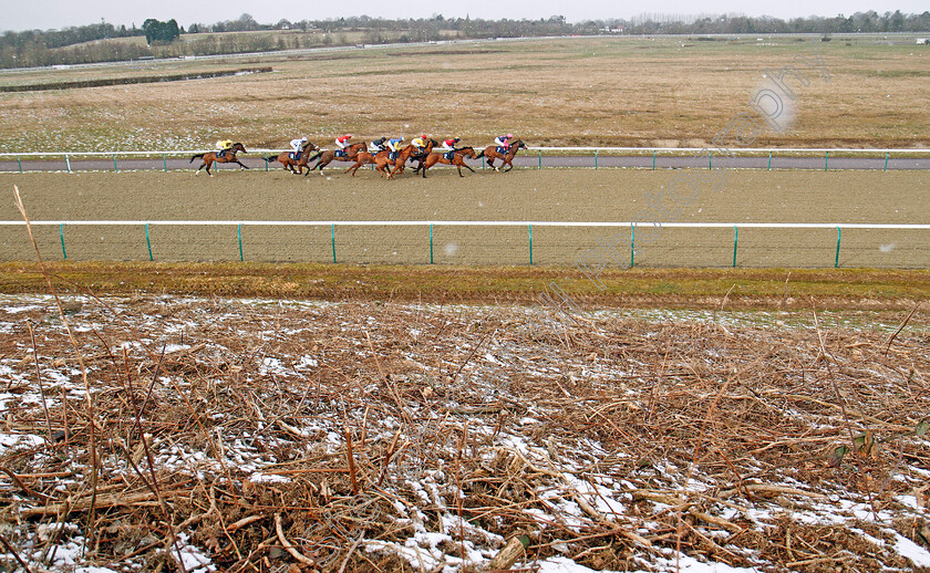 Lingfield-0003 
 Action in the snow at Lingfield in race won by ROUNDABOUT MAGIC (black) 27 Feb 2018 - Pic Steven Cargill / Racingfotos.com