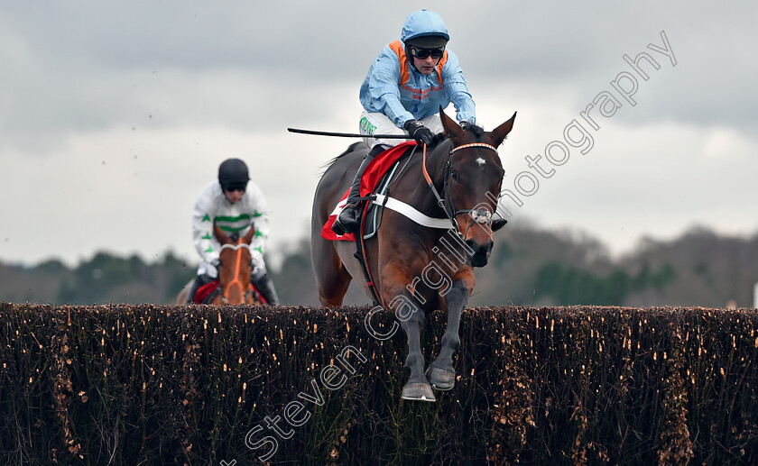 Divine-Spear-0003 
 DIVINE SPEAR (Nico de Boinville) wins The Stella Artois Novices Limited Handicap Chase Ascot 22 Dec 2017 - Pic Steven Cargill / Racingfotos.com