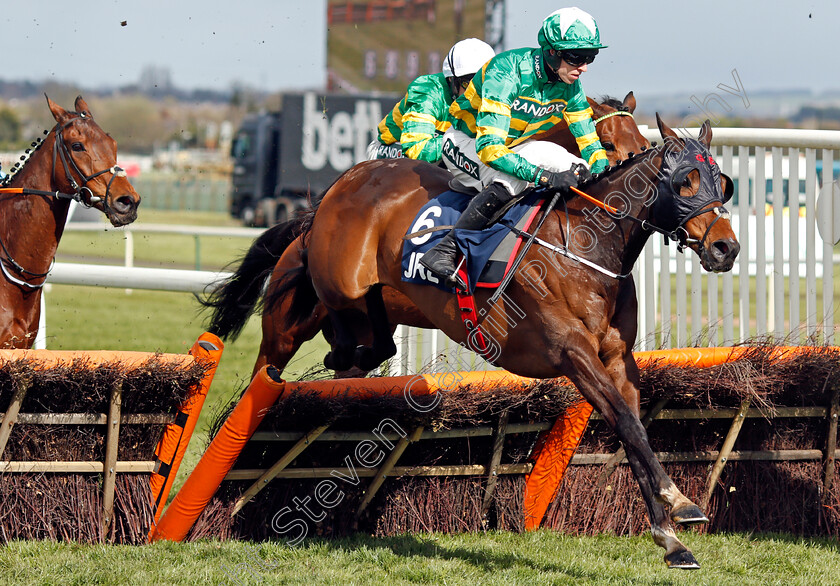 Sire-Du-Berlais-0002 
 SIRE DU BERLAIS (Mark Walsh) wins The JRL Group Liverpool Hurdle
Aintree 9 Apr 2022 - Pic Steven Cargill / Racingfotos.com