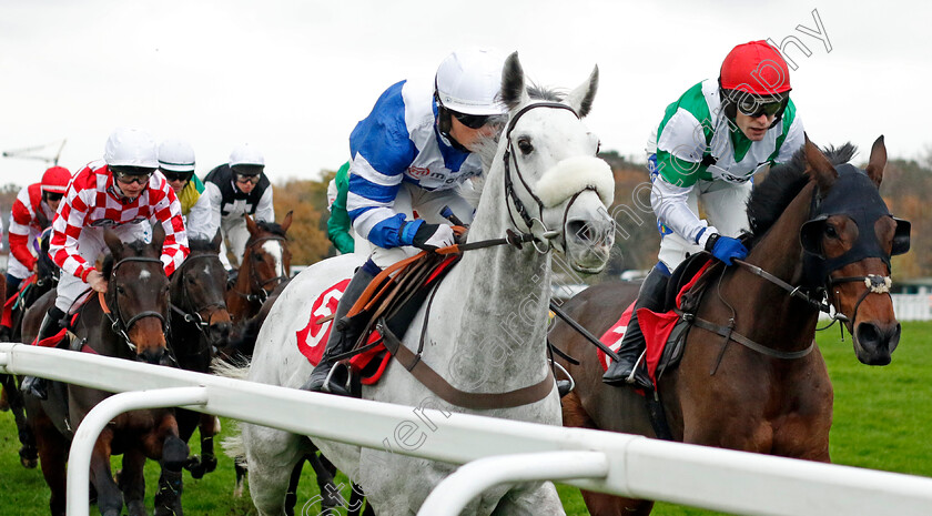 Halo-Des-Obeaux-and-Sidi-Ismael-0001 
 HALO DES OBEAUX (left, Freddie Gingell) with SIDI ISMAEL (right, Tom Scudamore)
Sandown 3 Dec 2022 - Pic Steven Cargill / Racingfotos.com