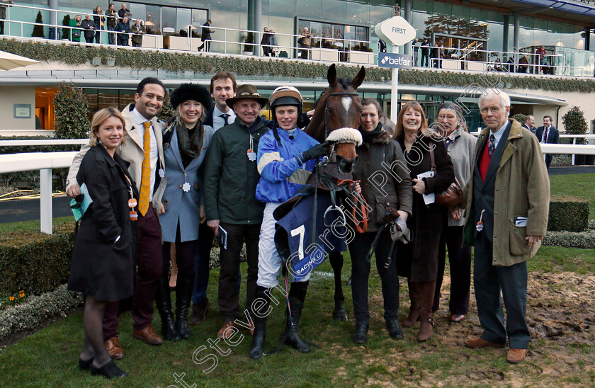 Ballyheigue-Bay-0006 
 BALLYHEIGUE BAY (James Bowen) and owners after The Racinguk.com/clubdays Handicap Hurdle Ascot 17 Feb 2018 - Pic Steven Cargill / Racingfotos.com