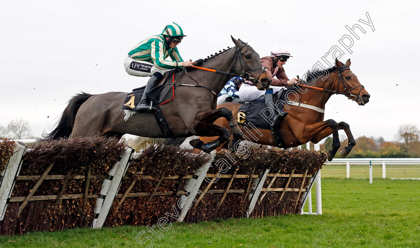 Here-Comes-McCoy-and-Bon-Retour-0001 
 HERE COMES MCCOY (left, Lewis Stones) with BON RETOUR (right, Tom Midgley) 
Warwick 22 Nov 2023 - Pic Steven Cargill / Racingfotos.com