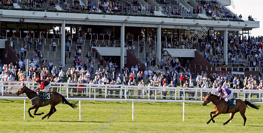 Monbeg-Theatre-0008 
 MONBEG THEATRE (Page Fuller) beats WHATAKNIGHT (right) in The Safran Landing Systems Handicap Hurdle Cheltenham 18 Apr 2018 - Pic Steven Cargill / Racingfotos.com