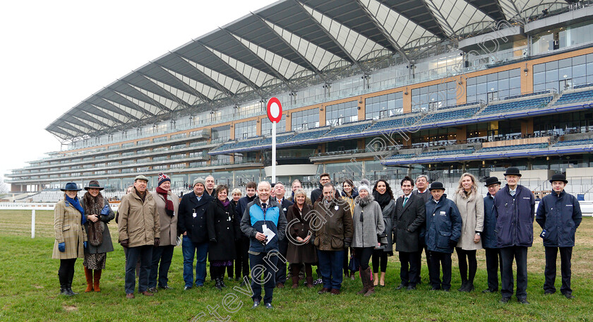 Raceday-Ramble-0001 
 RACEDAY RAMBLE with Colin Brown. Racegoers walk the track with former jockey Colin Brown
Ascot 19 Jan 2019 - Pic Steven Cargill / Racingfotos.com