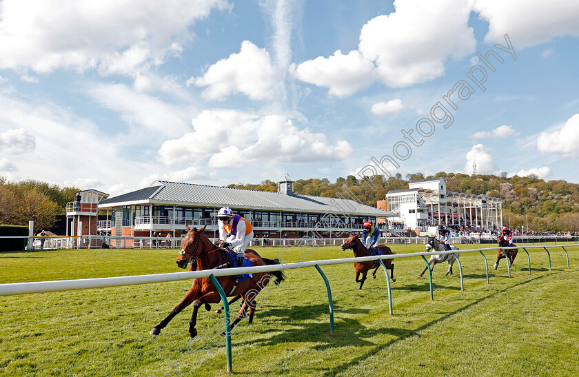 Nottingham-0002 
 MULTELLIE (David Allan) leads the field at Nottingham 1 May 2018 - Pic Steven Cargill / Racingfotos.com