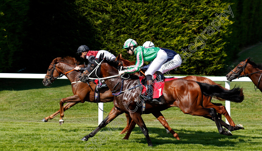 Spoof-0007 
 SPOOF (nearside, Callum Shepherd) beats THE GOLDEN CUE (farside) in The Watch Racing UK On Sky 432 Nursery Sandown 1 Sep 2017 - Pic Steven Cargill / Racingfotos.com