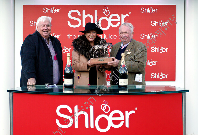 Sceau-Royal-0009 
 Presentation to David Minton for The Shloer Chase won by SCEAU ROYAL
Cheltenham 18 Nov 2018 - Pic Steven Cargill / Racingfotos.com