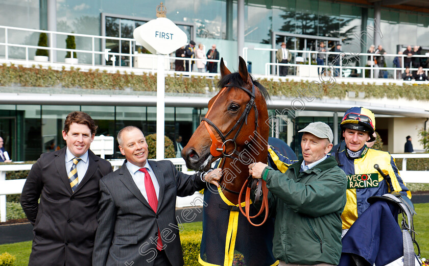 Getchagetchagetcha-0009 
 GETCHAGETCHAGETCHA (Adam Kirby) with Jason Maguire and Clive Cox after The Sodexo Conditions Stakes Ascot 2 May 2018 - Pic Steven Cargill / Racingfotos.com