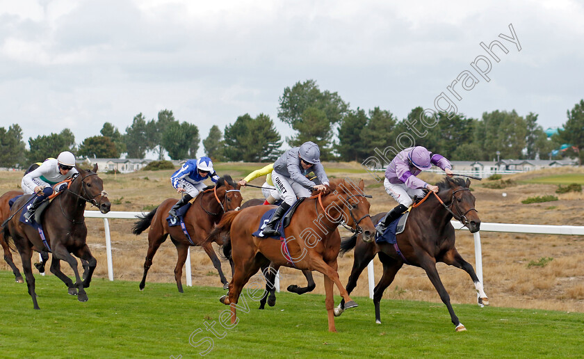 The-Gadget-Man-0005 
 THE GADGET MAN (right, Rossa Ryan) beats TRAILA (centre) in The Moulton Nurseries Handicap
Yarmouth 15 Sep 2022 - Pic Steven Cargill / Racingfotos.com