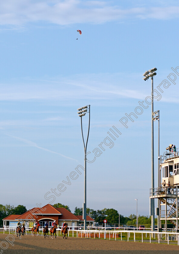 Chelmsford-0001 
 A paraglider flies above the track as runners head to the start
Chelmsford 3 Jun 2021 - Pic Steven Cargill / Racingfotos.com