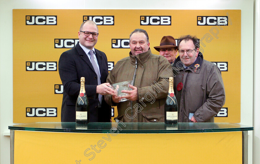 Fanfan-Du-Seuil-0004 
 Presentation to The CCCP Syndicate for The JCB Triumph Trial Juvenile Hurdle won by NELSON RIVER
Cheltenham 15 Dec 2018 - Pic Steven Cargill / Racingfotos.com