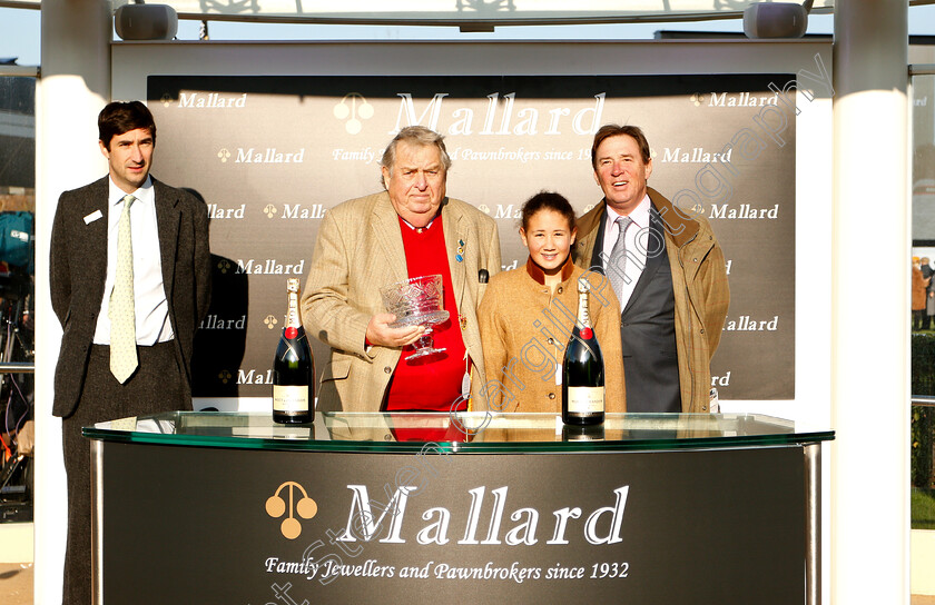 Ibis-Du-Rheu-0005 
 Presentation to John Hales for The mallardjewellers.com Novices Chase won by IBIS DU RHEU 
Cheltenham 17 Nov 2018 - Pic Steven Cargill / Racingfotos.com