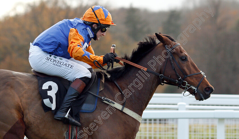 Knocknanuss-0008 
 KNOCKNANUSS (Jamie Moore) wins The Ladbrokes Novices Handicap Chase
Newbury 30 Nov 2018 - Pic Steven Cargill / Racingfotos.com